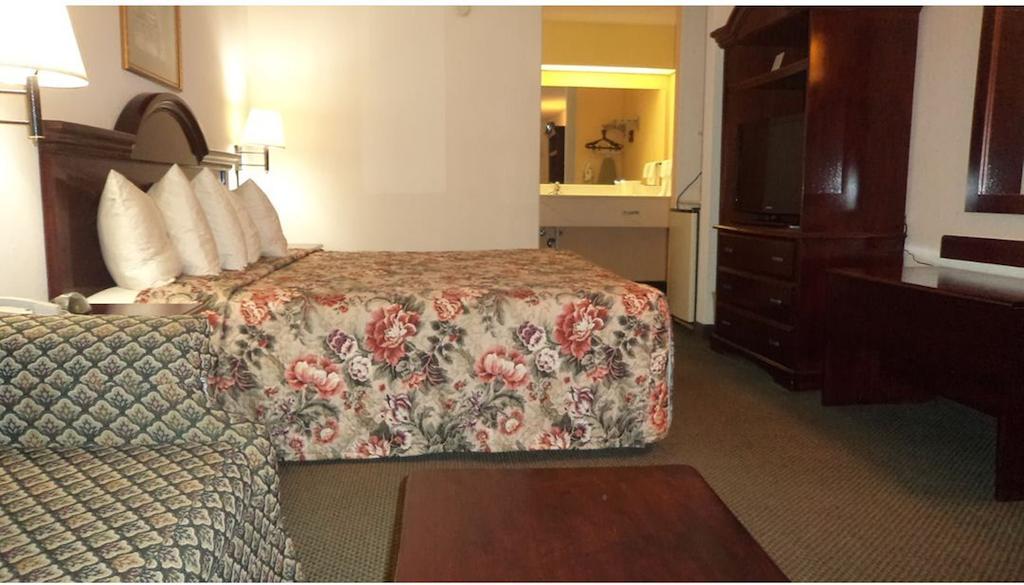 Amerivu Inn And Suites - Siler City Room photo